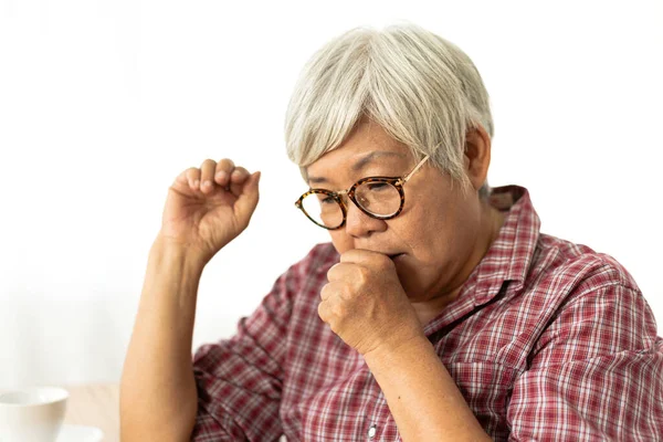 Nemocní starší dospělí starší asijské ženy pocit nevolnosti kašel vtip — Stock fotografie