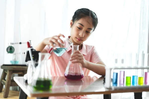 Teenage girl students learning and doing a chemical experiment a — Stock Photo, Image