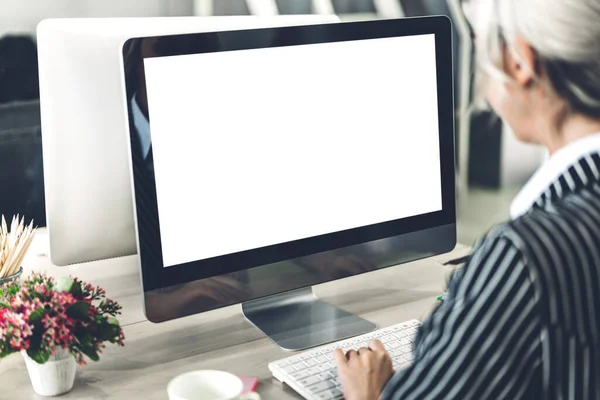 Mulher de negócios usando computador com telas brancas em branco mockup em — Fotografia de Stock