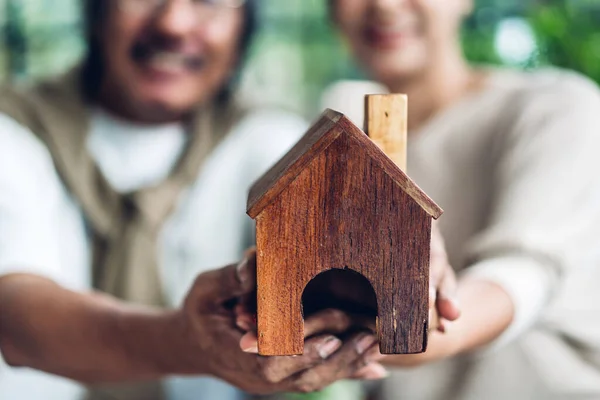 Gelukkig familie senior volwassen ouderen azië paar holding huis in h — Stockfoto
