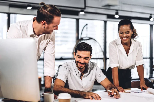 Gruppo di successo di affari occasionali discutere e lavorare con — Foto Stock