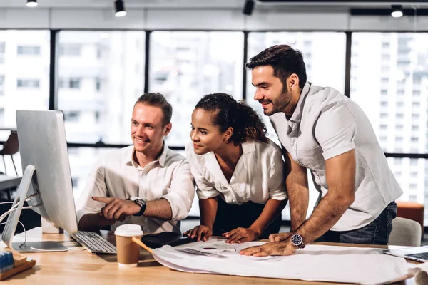 Grupo exitoso de negocios casuales discutiendo y trabajando con — Foto de Stock