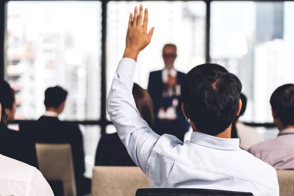 Grup m danışmanlık içinde insan önünde duran işadamı