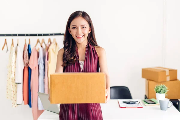 Mujer joven freelancer sme negocios compras en línea con cardboa — Foto de Stock