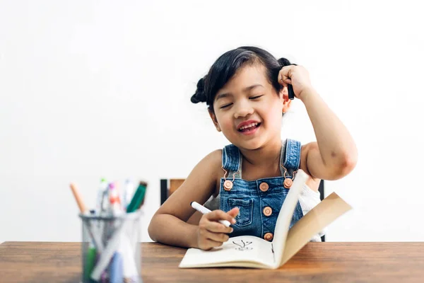 Szkoła dziecko dziewczynka uczenia się i pisania w Notatniku z długopisem — Zdjęcie stockowe