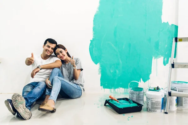 Couple heureux à l'aide d'un rouleau de peinture et la peinture des murs dans leur ne — Photo