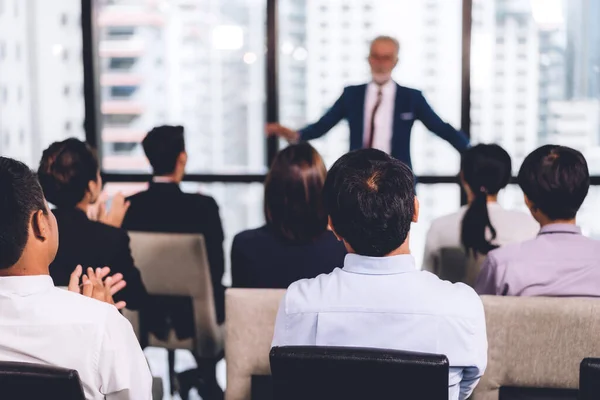 Grup m danışmanlık içinde insan önünde duran işadamı