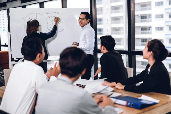 Grupo de reuniones de negocios profesionales y discusión de la estrategia w — Foto de Stock