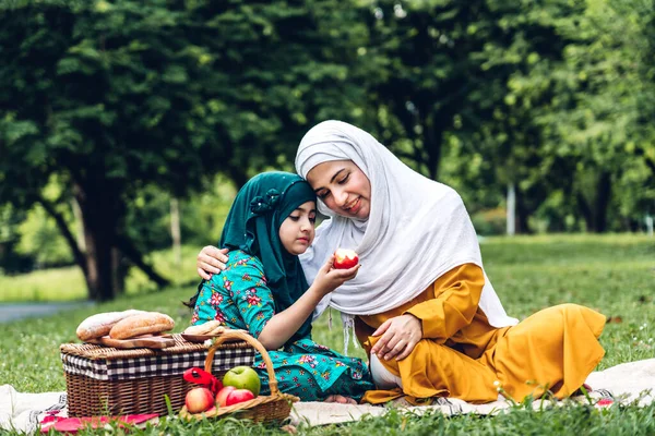 Portrét šťastné muslimské matky a malé muslimské dívky dítě w — Stock fotografie