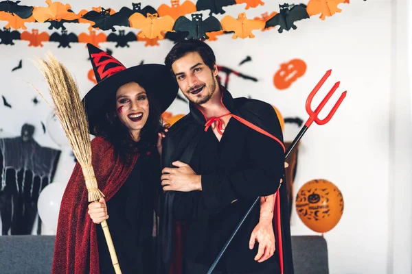 Coppia divertirsi tenendo zucche e indossando vestito carnevale — Foto Stock