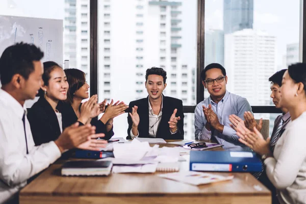 Framgångsrik grupp av affärsmän som arbetar och klappar händer i — Stockfoto