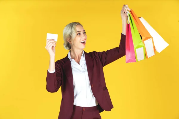 Portret van mooie vrouwen met boodschappentassen met krediet ca. — Stockfoto