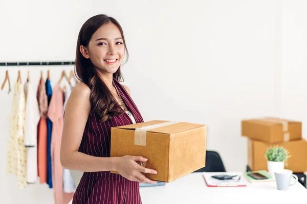 Mujer joven freelancer sme negocios compras en línea con cardboa — Foto de Stock