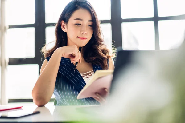 Businesswoman sitting and working with laptop computer and drink — Stock Photo, Image