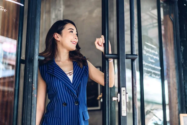 Femme d'affaires travaillant debout devant un café — Photo