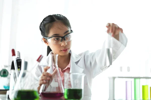 Estudantes adolescentes aprendendo e fazendo uma experiência química um — Fotografia de Stock