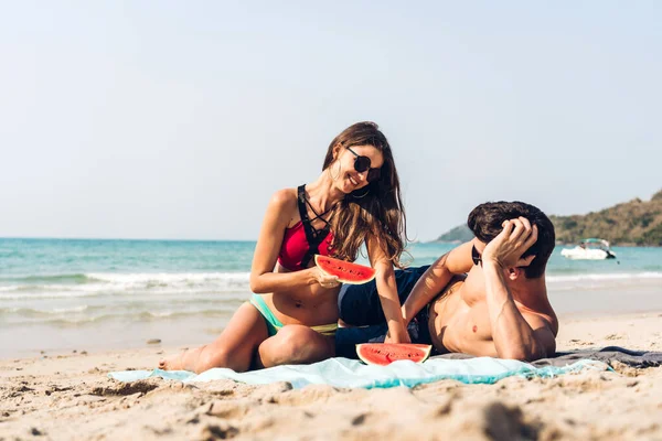 Amantes românticos jovem casal relaxante segurando e comendo uma fatia — Fotografia de Stock