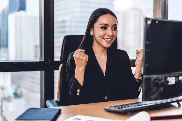 İş kadını dizüstü bilgisayar ile çalışıyor.yaratıcı iş peo