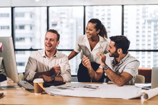 Gruppo di successo di affari occasionali discutere e lavorare con — Foto Stock