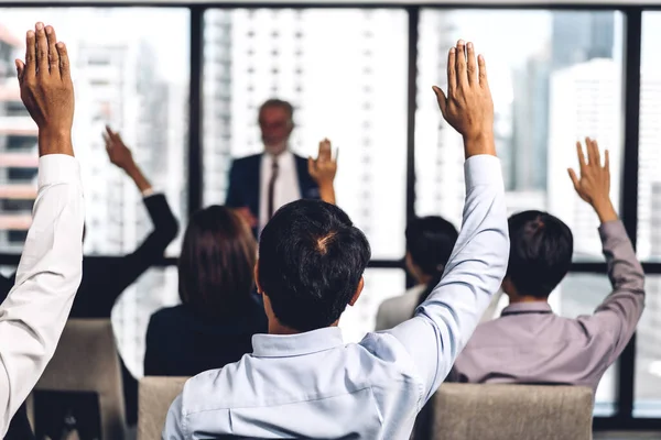 Imprenditore di fronte a un gruppo di persone in consulenza m — Foto Stock