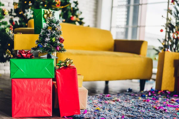 Подарочная коробка с рождественским оформлением дома — стоковое фото