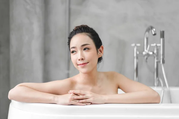 Belle jeune femme asiatique profiter de détente prendre un bain avec bourgeon — Photo