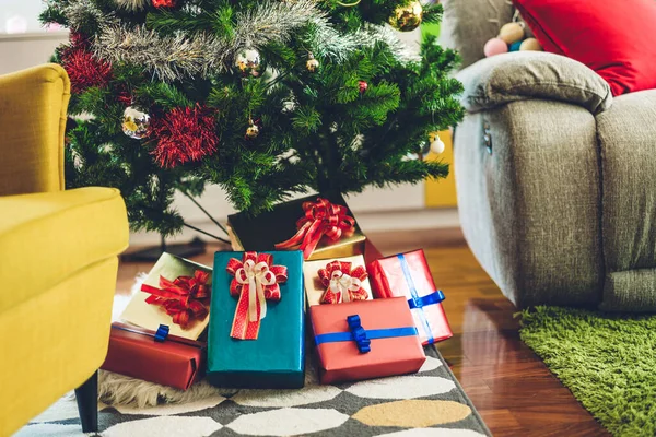 Gift box with christmas decoration at home — Stock Photo, Image