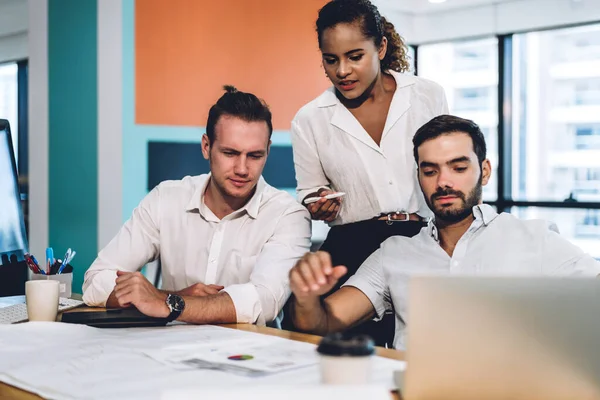 Grupo exitoso de negocios casuales discutiendo y trabajando con — Foto de Stock