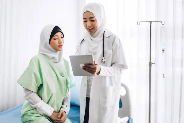 Müslüman Asyalı kadın doktor danışmanlık yapıyor ve bilgileri kontrol ediyor. — Stok fotoğraf