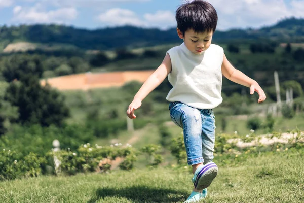 Portrét mladé šťastný roztomilý chlapec dítě těší a hrát v natu — Stock fotografie