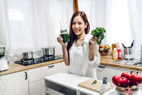 Healthy woman enjoy making green vegetables detox cleanse and gr — Stock Photo, Image