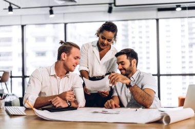 Bir grup profesyonel iş toplantısı ve strateji tartışması