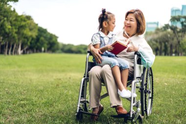 Mutlu büyükanne ve küçük sevimli kız Portresi rahatlayın r keyfini çıkarın