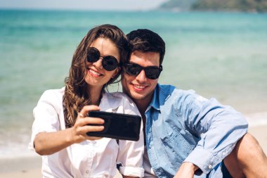 Romantik aşıklar genç çift tropikal b birlikte rahatlatıcı