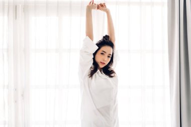 Moda stili nin portresi güzel kadın model poz smilling