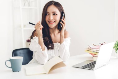 Kız öğrenci oturma ve çalışma ve lapto ile online öğrenme