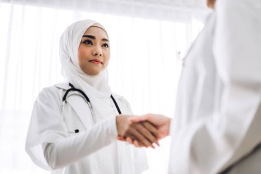 El sıkışma başarısı. İki Müslüman Asyalı kadın doktor hastanede..