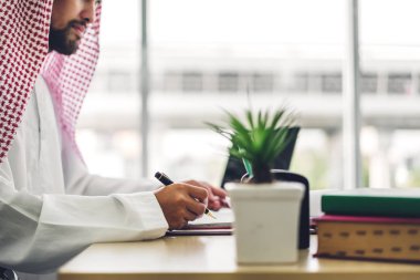 Arap iş adamı dizüstü bilgisayarla çalışıyor. Yaratıcı Arap bu bu