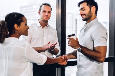 İki iş ortağının el sıkışmasını hayal et.