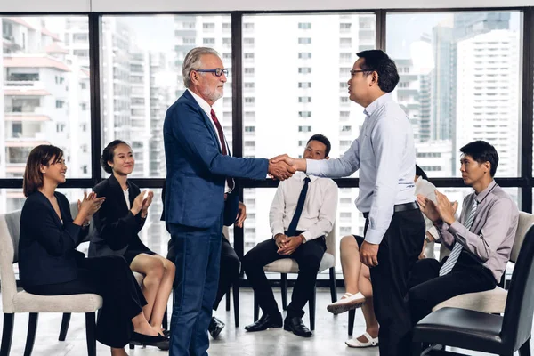 Gambar dua mitra bisnis dalam setelan elegan sukses jabat tangan — Stok Foto