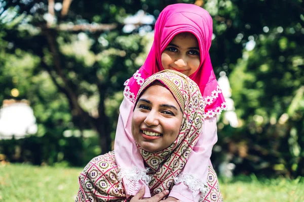 Portrait de heureuse belle famille arabique mère musulmane et peu — Photo