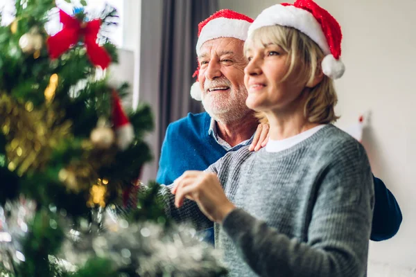 Романтическая милая пожилая пара, расслабляющая украшение рождественской елки — стоковое фото