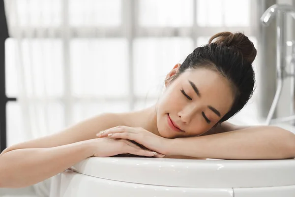 Beautiful young asia woman enjoy relaxing taking a bath with bub — Stock Photo, Image