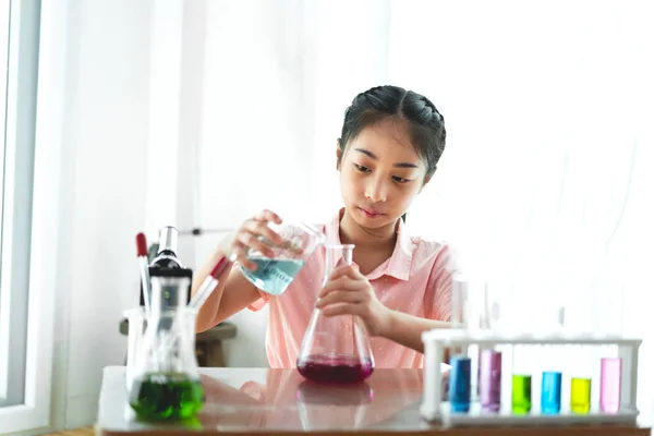 Tizenéves lány diákok tanulás és csinálás egy kémiai kísérlet egy — Stock Fotó