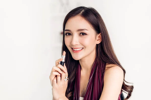 Smiling beautiful woman fresh healthy skin enjoying applying lip — Stock Photo, Image