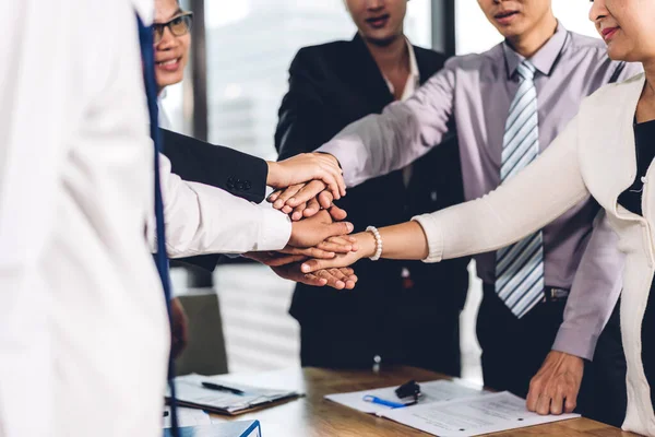 Sucesso de empresários de grupo empilhar e colocar a mão — Fotografia de Stock