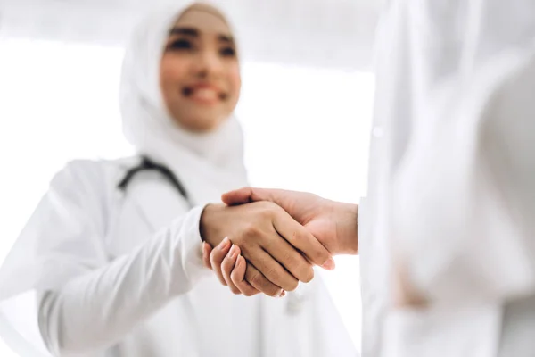 两名亚洲穆斯林女医生在医院握手成功. — 图库照片