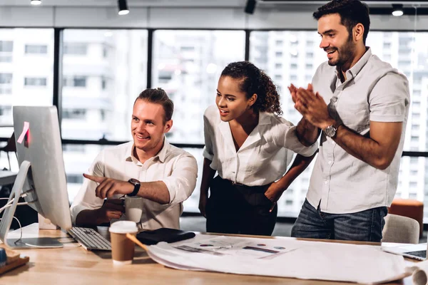 Framgångsrik grupp av casual Business diskuterar och arbetar med — Stockfoto