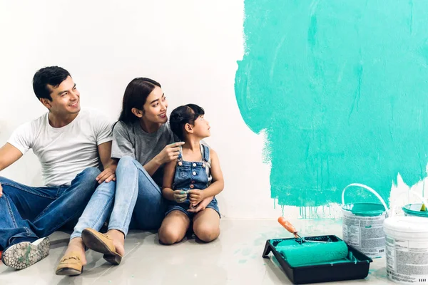 Famille heureuse à l'aide d'un rouleau de peinture et la peinture des murs dans leur ne — Photo
