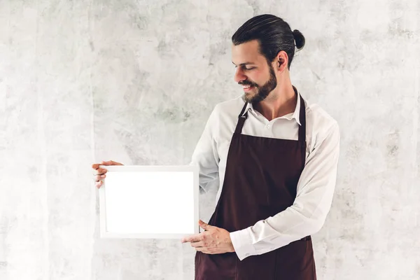 Yakışıklı sakallı barista adam küçük işletme sahibi sm portresi — Stok fotoğraf